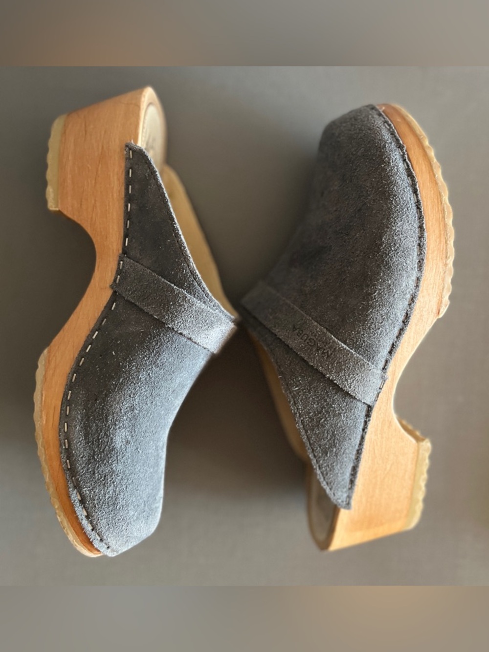 Maguba suede clogs feature a classic slip-on design with a wooden heel Sz7/7.5